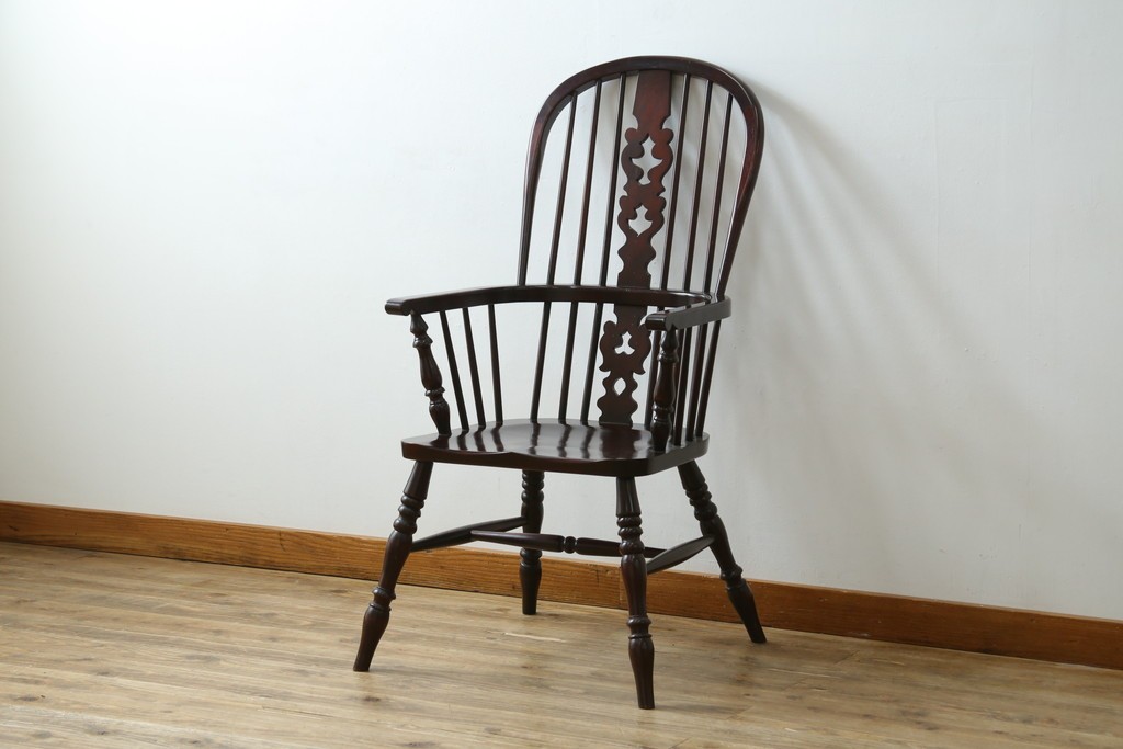 中古　美品　国産民芸家具　シックな色合いと透かし彫りが美しいウィンザーチェア　(R-088192)