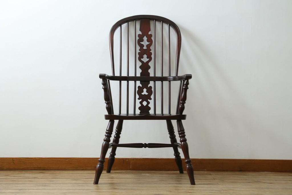 中古　美品　国産民芸家具　シックな色合いと透かし彫りが美しいウィンザーチェア　(R-088192)