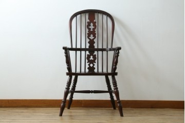 中古　美品　国産民芸家具　シックな色合いと透かし彫りが美しいウィンザーチェア　(R-088192)