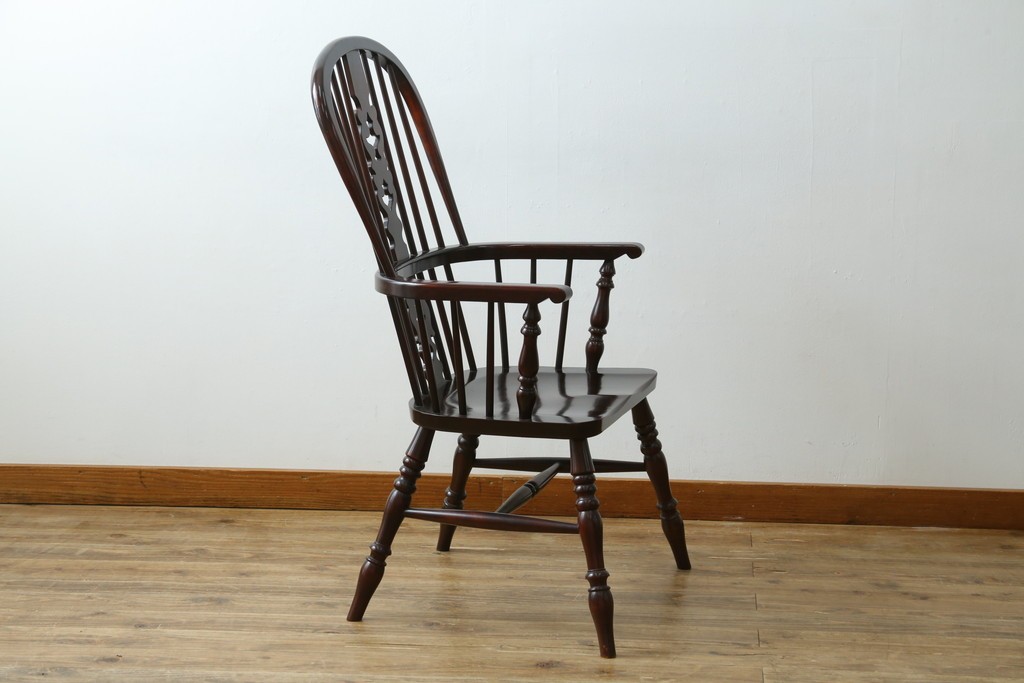 中古　美品　国産民芸家具　シックな色合いと透かし彫りが美しいウィンザーチェア　(R-088192)