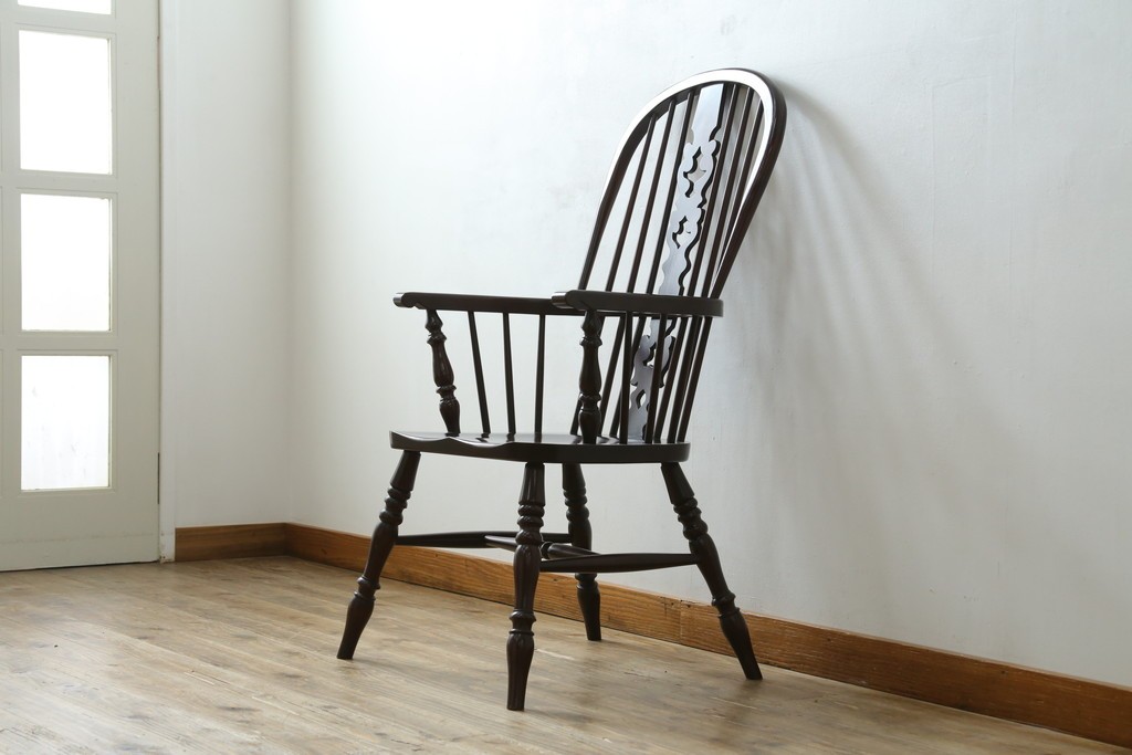 中古　美品　国産民芸家具　シックな色合いと透かし彫りが美しいウィンザーチェア　(R-088192)