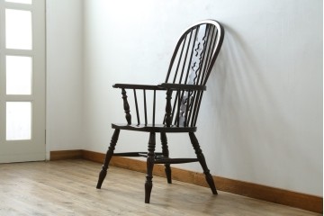 中古　美品　国産民芸家具　シックな色合いと透かし彫りが美しいウィンザーチェア　(R-088192)