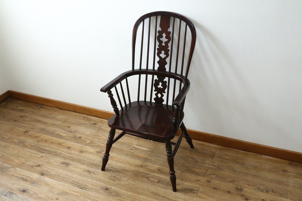 中古　美品　国産民芸家具　シックな色合いと透かし彫りが美しいウィンザーチェア　(R-088192)