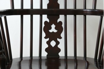 中古　美品　国産民芸家具　シックな色合いと透かし彫りが美しいウィンザーチェア　(R-088192)