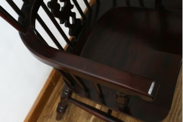 中古　美品　国産民芸家具　シックな色合いと透かし彫りが美しいウィンザーチェア　(R-088192)