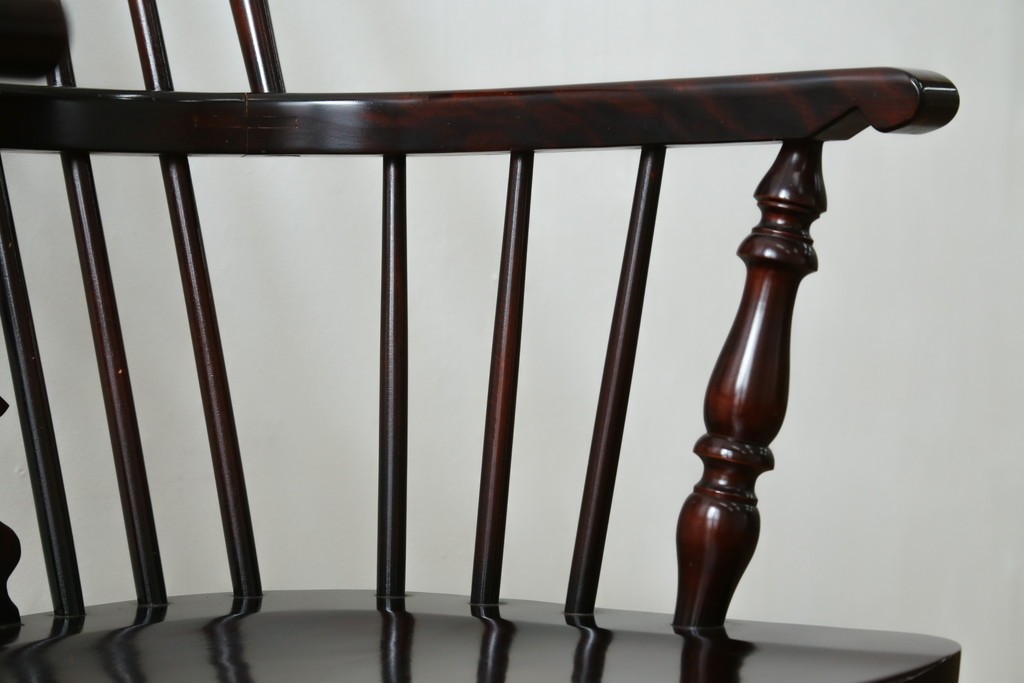中古　美品　国産民芸家具　シックな色合いと透かし彫りが美しいウィンザーチェア　(R-088192)