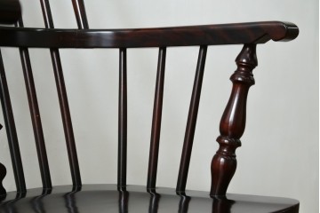 中古　美品　国産民芸家具　シックな色合いと透かし彫りが美しいウィンザーチェア　(R-088192)