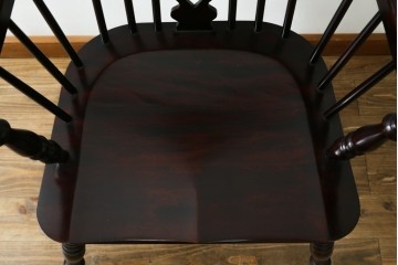 中古　美品　国産民芸家具　シックな色合いと透かし彫りが美しいウィンザーチェア　(R-088192)
