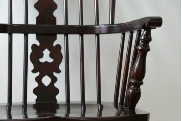 中古　美品　国産民芸家具　シックな色合いと透かし彫りが美しいウィンザーチェア　(R-088192)