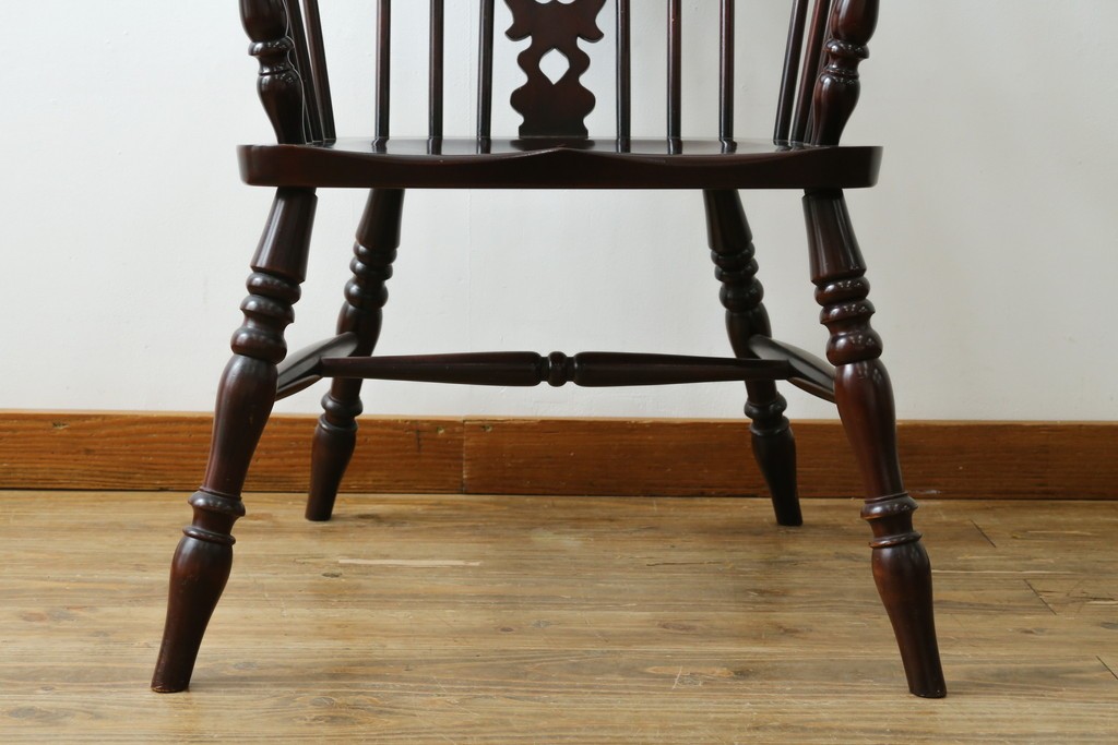 中古　美品　国産民芸家具　シックな色合いと透かし彫りが美しいウィンザーチェア　(R-088192)