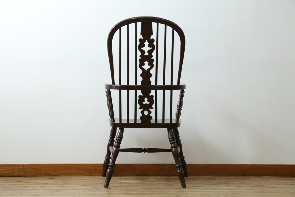 中古　美品　国産民芸家具　シックな色合いと透かし彫りが美しいウィンザーチェア　(R-088192)
