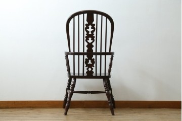 中古　美品　国産民芸家具　シックな色合いと透かし彫りが美しいウィンザーチェア　(R-088192)
