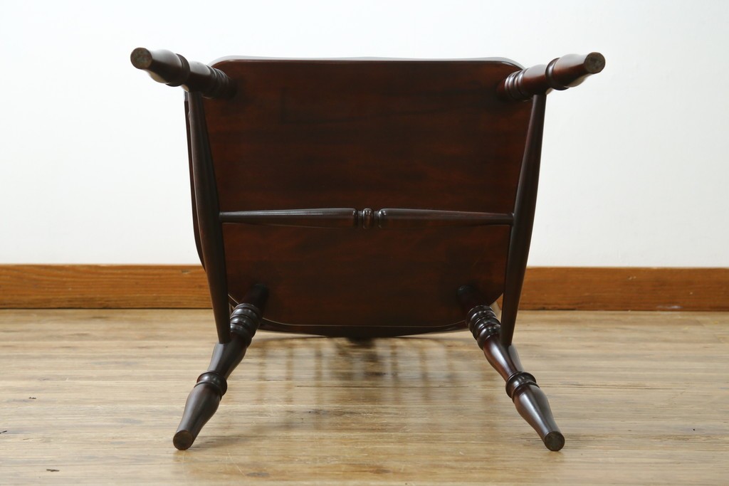 中古　美品　国産民芸家具　シックな色合いと透かし彫りが美しいウィンザーチェア　(R-088192)