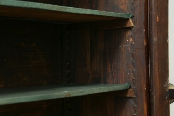 フランスアンティーク　優美な装飾が目を引くキャビネット　(R-088194)