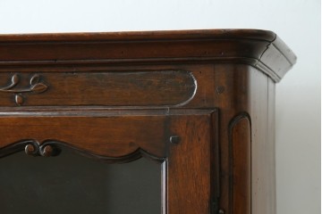 フランスアンティーク　優美な装飾が目を引くキャビネット　(R-088194)