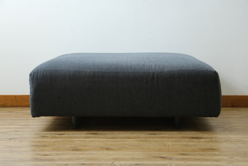 中古　美品　デンマーク　BoConcept(ボーコンセプト)　Hampton(ハンプトン)　可動式背もたれを備えた2人掛けソファとオットマンのセット　定価約100万円　(R-088195)