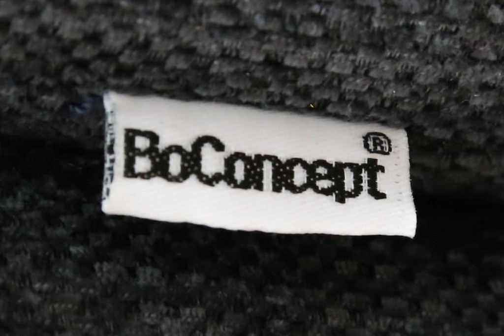 中古　美品　デンマーク　BoConcept(ボーコンセプト)　Hampton(ハンプトン)　可動式背もたれを備えた2人掛けソファとオットマンのセット　定価約100万円　(R-088195)