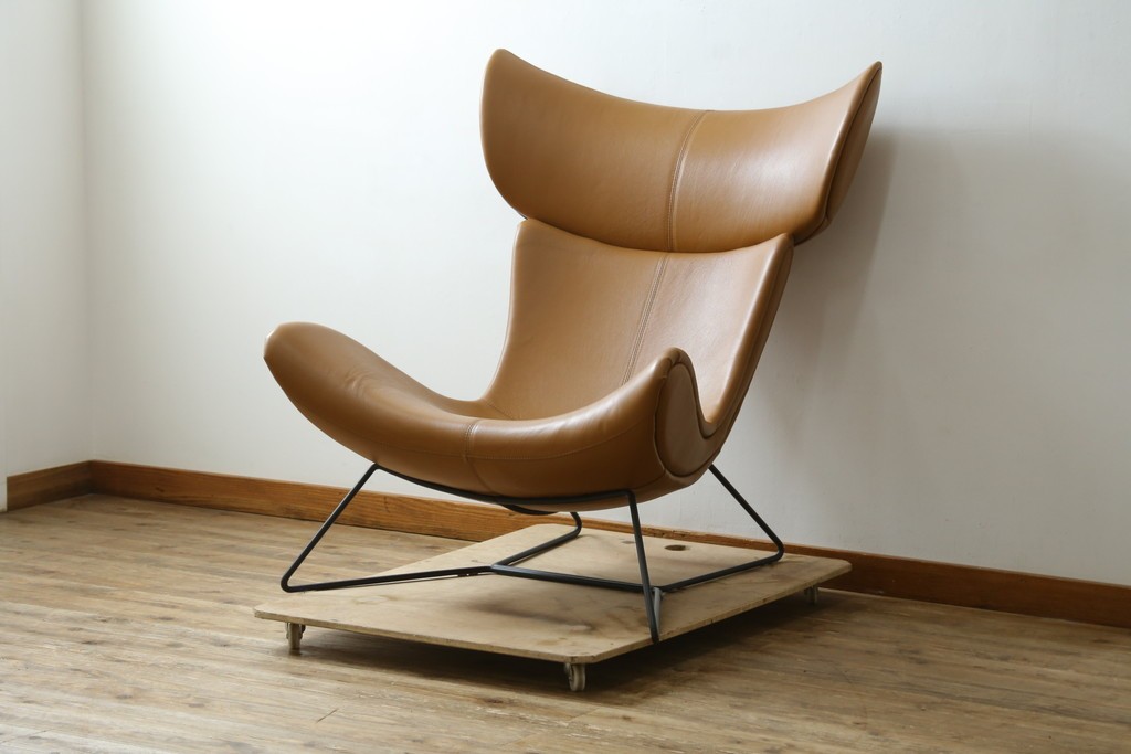 中古　美品　デンマーク　BoConcept(ボーコンセプト)　Squilla(スキラ)　コニャック　曲線的なフォルムが特徴的なラウンジチェア　定価約64万円　(R-088196)