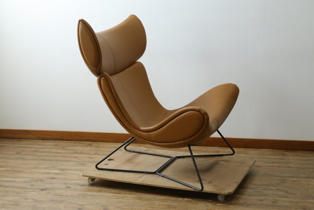 中古　美品　デンマーク　BoConcept(ボーコンセプト)　Squilla(スキラ)　コニャック　曲線的なフォルムが特徴的なラウンジチェア　定価約64万円　(R-088196)