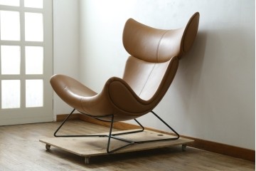 中古　美品　デンマーク　BoConcept(ボーコンセプト)　Squilla(スキラ)　コニャック　曲線的なフォルムが特徴的なラウンジチェア　定価約64万円　(R-088196)