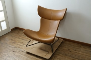中古　美品　デンマーク　BoConcept(ボーコンセプト)　Squilla(スキラ)　コニャック　曲線的なフォルムが特徴的なラウンジチェア　定価約64万円　(R-088196)