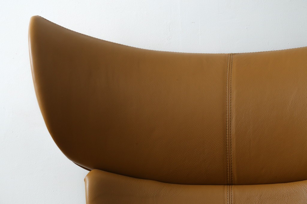 中古　美品　デンマーク　BoConcept(ボーコンセプト)　Squilla(スキラ)　コニャック　曲線的なフォルムが特徴的なラウンジチェア　定価約64万円　(R-088196)