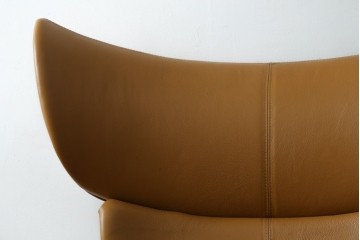 中古　美品　デンマーク　BoConcept(ボーコンセプト)　Squilla(スキラ)　コニャック　曲線的なフォルムが特徴的なラウンジチェア　定価約64万円　(R-088196)