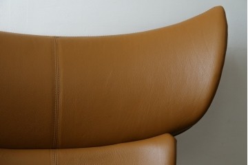 中古　美品　デンマーク　BoConcept(ボーコンセプト)　Squilla(スキラ)　コニャック　曲線的なフォルムが特徴的なラウンジチェア　定価約64万円　(R-088196)