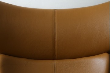 中古　美品　デンマーク　BoConcept(ボーコンセプト)　Squilla(スキラ)　コニャック　曲線的なフォルムが特徴的なラウンジチェア　定価約64万円　(R-088196)