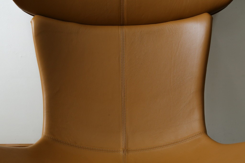 中古　美品　デンマーク　BoConcept(ボーコンセプト)　Squilla(スキラ)　コニャック　曲線的なフォルムが特徴的なラウンジチェア　定価約64万円　(R-088196)