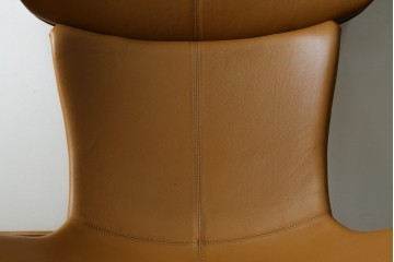 中古　美品　デンマーク　BoConcept(ボーコンセプト)　Squilla(スキラ)　コニャック　曲線的なフォルムが特徴的なラウンジチェア　定価約64万円　(R-088196)