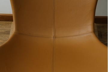 中古　美品　デンマーク　BoConcept(ボーコンセプト)　Squilla(スキラ)　コニャック　曲線的なフォルムが特徴的なラウンジチェア　定価約64万円　(R-088196)
