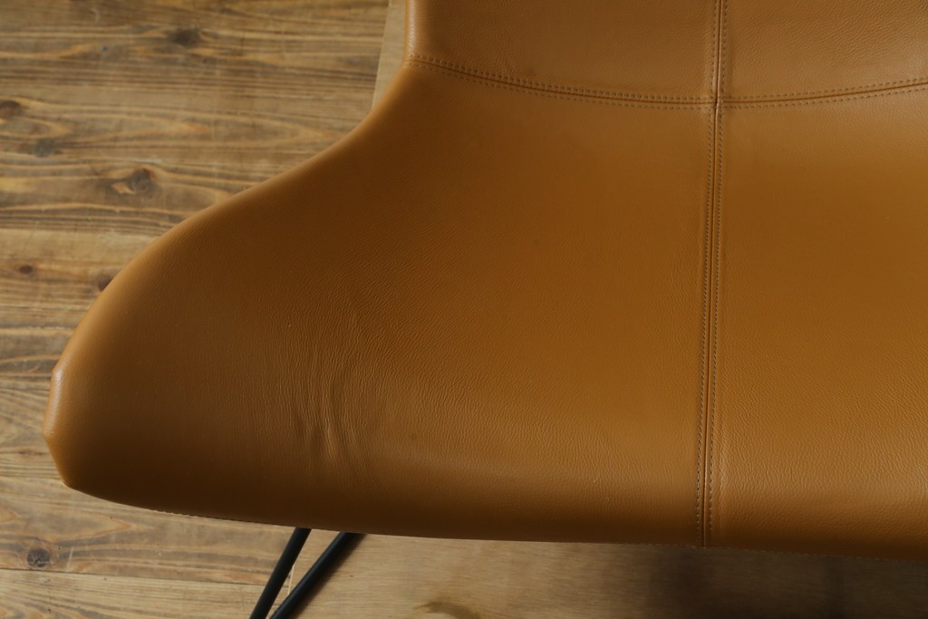 中古　美品　デンマーク　BoConcept(ボーコンセプト)　Squilla(スキラ)　コニャック　曲線的なフォルムが特徴的なラウンジチェア　定価約64万円　(R-088196)