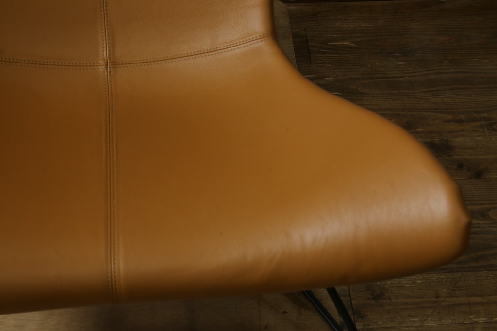 中古　美品　デンマーク　BoConcept(ボーコンセプト)　Squilla(スキラ)　コニャック　曲線的なフォルムが特徴的なラウンジチェア　定価約64万円　(R-088196)