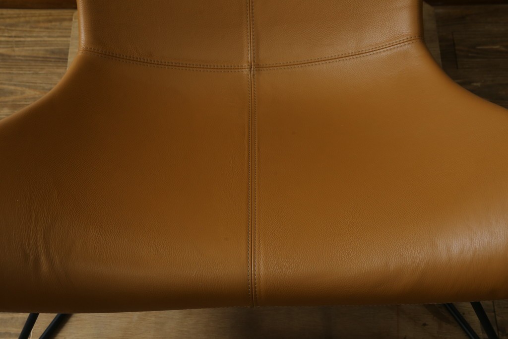 中古　美品　デンマーク　BoConcept(ボーコンセプト)　Squilla(スキラ)　コニャック　曲線的なフォルムが特徴的なラウンジチェア　定価約64万円　(R-088196)