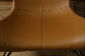 中古　美品　デンマーク　BoConcept(ボーコンセプト)　Squilla(スキラ)　コニャック　曲線的なフォルムが特徴的なラウンジチェア　定価約64万円　(R-088196)