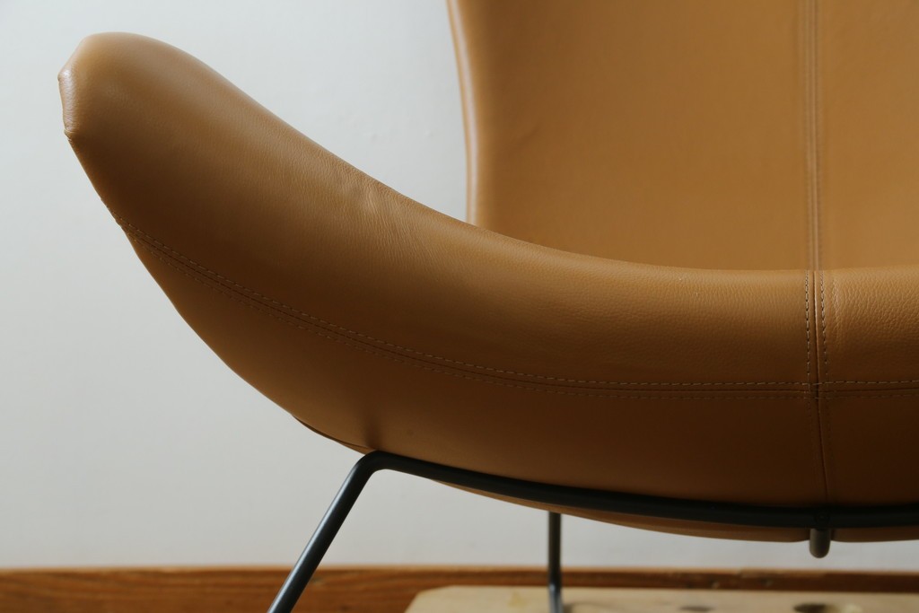 中古　美品　デンマーク　BoConcept(ボーコンセプト)　Squilla(スキラ)　コニャック　曲線的なフォルムが特徴的なラウンジチェア　定価約64万円　(R-088196)