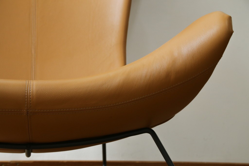 中古　美品　デンマーク　BoConcept(ボーコンセプト)　Squilla(スキラ)　コニャック　曲線的なフォルムが特徴的なラウンジチェア　定価約64万円　(R-088196)
