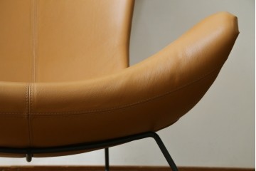 中古　美品　デンマーク　BoConcept(ボーコンセプト)　Squilla(スキラ)　コニャック　曲線的なフォルムが特徴的なラウンジチェア　定価約64万円　(R-088196)