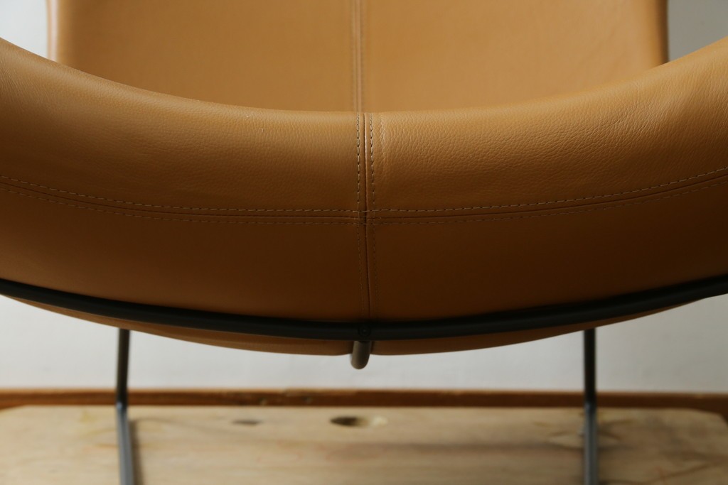 中古　美品　デンマーク　BoConcept(ボーコンセプト)　Squilla(スキラ)　コニャック　曲線的なフォルムが特徴的なラウンジチェア　定価約64万円　(R-088196)