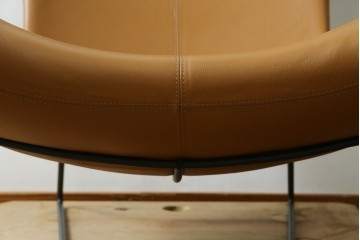 中古　美品　デンマーク　BoConcept(ボーコンセプト)　Squilla(スキラ)　コニャック　曲線的なフォルムが特徴的なラウンジチェア　定価約64万円　(R-088196)