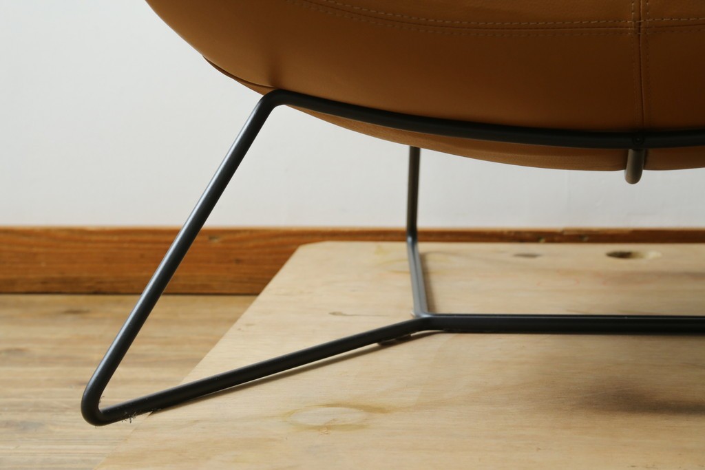 中古　美品　デンマーク　BoConcept(ボーコンセプト)　Squilla(スキラ)　コニャック　曲線的なフォルムが特徴的なラウンジチェア　定価約64万円　(R-088196)