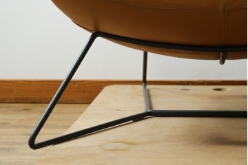 中古　美品　デンマーク　BoConcept(ボーコンセプト)　Squilla(スキラ)　コニャック　曲線的なフォルムが特徴的なラウンジチェア　定価約64万円　(R-088196)