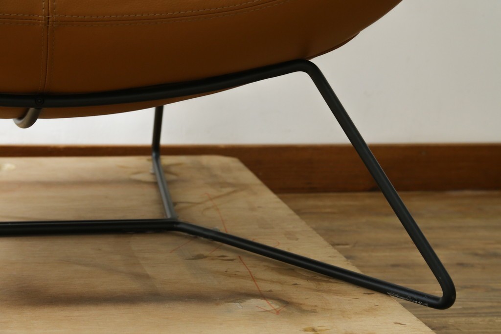 中古　美品　デンマーク　BoConcept(ボーコンセプト)　Squilla(スキラ)　コニャック　曲線的なフォルムが特徴的なラウンジチェア　定価約64万円　(R-088196)