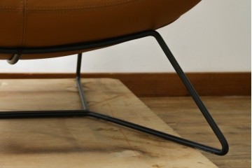 中古　美品　デンマーク　BoConcept(ボーコンセプト)　Squilla(スキラ)　コニャック　曲線的なフォルムが特徴的なラウンジチェア　定価約64万円　(R-088196)