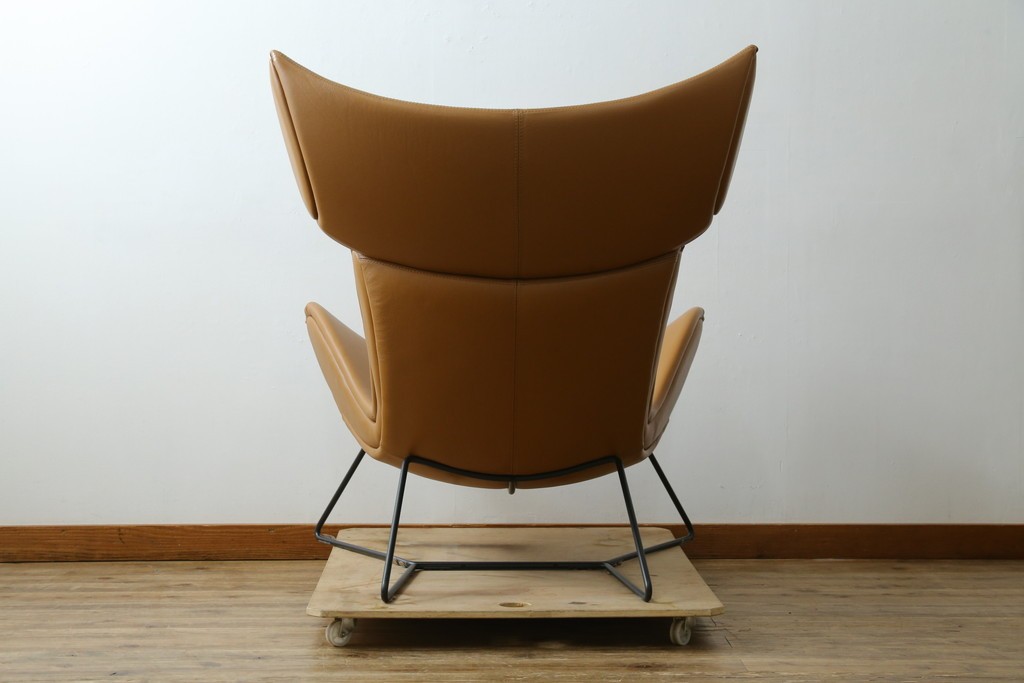 中古　美品　デンマーク　BoConcept(ボーコンセプト)　Squilla(スキラ)　コニャック　曲線的なフォルムが特徴的なラウンジチェア　定価約64万円　(R-088196)