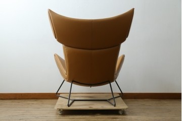 中古　美品　デンマーク　BoConcept(ボーコンセプト)　Squilla(スキラ)　コニャック　曲線的なフォルムが特徴的なラウンジチェア　定価約64万円　(R-088196)