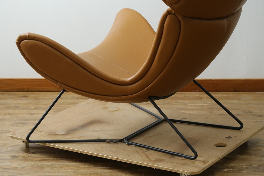 中古　美品　デンマーク　BoConcept(ボーコンセプト)　Squilla(スキラ)　コニャック　曲線的なフォルムが特徴的なラウンジチェア　定価約64万円　(R-088196)