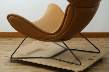 中古　美品　デンマーク　BoConcept(ボーコンセプト)　Squilla(スキラ)　コニャック　曲線的なフォルムが特徴的なラウンジチェア　定価約64万円　(R-088196)