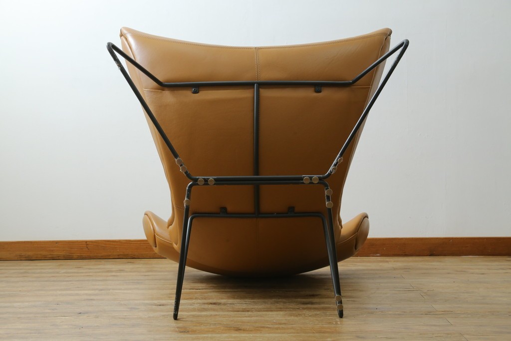 中古　美品　デンマーク　BoConcept(ボーコンセプト)　Squilla(スキラ)　コニャック　曲線的なフォルムが特徴的なラウンジチェア　定価約64万円　(R-088196)